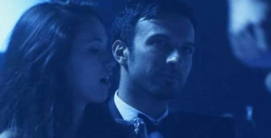 Türk pop müziğinin megastarı Tarkan yeni albümü Adımı Kalbine Yaz'ın ilk klibini Öp adlı şarkıya çekti.