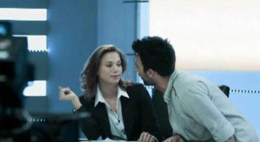 Tarkan klibinde smokinli ve papyonlu olarak hayranlarının karşısına çıktı.