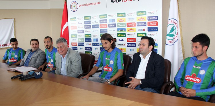 Spor Toto Süper Lig takımlarından Çaykur Rizespor, daha önce sözleşme imzaladığı Ahmet İlhan Özek, Mehmet Akyüz, Robin Yalçın ve kaleci Gökhan Akkan için tören düzenledi.

Mehmet Cengiz Tesisleri`nde düzenlenen törene yönetim kurulu üyeleri Ömer Ofluoğlu, Mehmet Erdoğan ve kulüp basın sözcüsü Aykut Ferah da katıldı. 

Törende konuşan Ofluoğlu, gelecek sezon için güçlü bir kadro oluşturmak istediklerini belirterek, bu nedenle teknik direktör Hikmet Karaman`ın isteği doğrultusunda transfer çalışmalarını sürdürdüklerini söyledi.

Geçen sezonki mevcut kadrodan bazı oyuncuların ayrıldığını ifade eden Ofluoğlu, `Takımı büyük oranda koruduk. Yeni transfer ettiğimiz arkadaşlarımız ile daha da güçlendik. Gelecek sezon çok daha farklı bir Çaykur Rizespor izlettirmek için çalışıyoruz. Önümüzdeki günlerde aramıza yeni katılacak arkadaşlar da olacak` diye konuştu.

Ferah ise yeni transferlerden İtandje ile 2 yıllık sözleşme imzaladıklarını, kendisinin bu akşam kampa katılacağını, transferlerin devam ettiğini söyledi.

Robin`in genç ve çok önemli bir oyuncu olduğunu kaydeden Ferah, `Kendisinin Rize`de göstereceği performans ile büyük kulüplerin dikkatini çekeceğini düşünüyorum. Hedefimiz iki yıl içerisinde Avrupa`ya gidecek bir takım oluşturmak. Bu sezon olmazsa gelecek sezon mutlaka Avrupa liginde olmak istiyoruz` şeklinde konuştu.