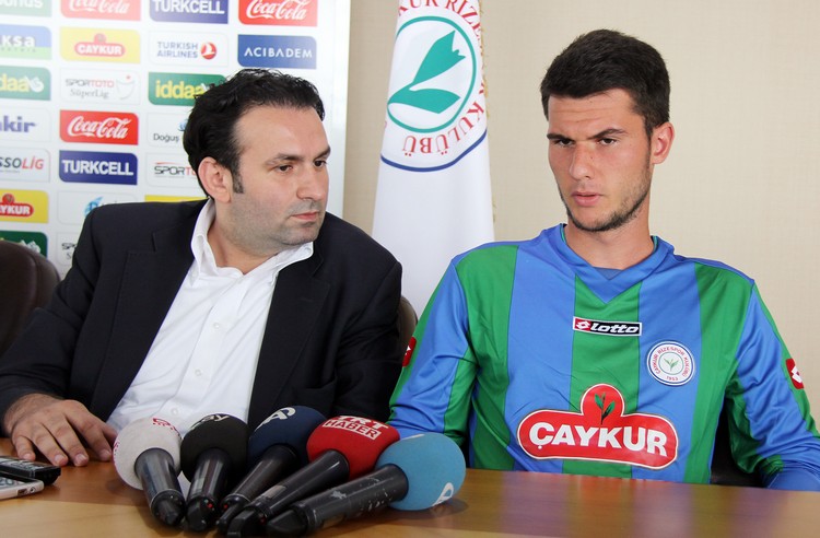 - Futbolcuların görüşleri

Kardemir Karabükspor`dan transfer edilen Ahmet İlhan Özek, Rize`ye gelmekten mutlu olduğunu vurgulayarak, `Geldiğim andan itibaren çok büyük destek görüyorum. Benim için önemli olan insan kazanmak ve hedefler doğrultusunda ilerlemek. Gelecek olan arkadaşlarla inşallah Avrupa hedefini gerçekleştiririz` ifadelerini kullandı.

Mehmet Akyüz de iki taraf içinde hayırlı olmasını dileyerek, `Hedefim, yeniden İstanbul`a büyük takımlara dönmek. Bunun da Hikmet hoca sayesinde olacağını düşünüyorum. Hikmet hocanın elindeki oyuncular, bunu daha kolay başarıyor` dedi.

Robin Yalçın ise Çaykur Rizespor`daki hedefinin başarılı bir grafik yakalayarak, daha iyi yerlere gelmek olduğunu belirtti.

Kaleci Gökhan Akkan da Süper Lig`e ilk adımı Çaykur Rizespor ile attığını ve herkesin kendisini çok çabuk sahiplendiğini, hedefler doğrultusunda başarılı olmak için çalışacağını kaydetti.