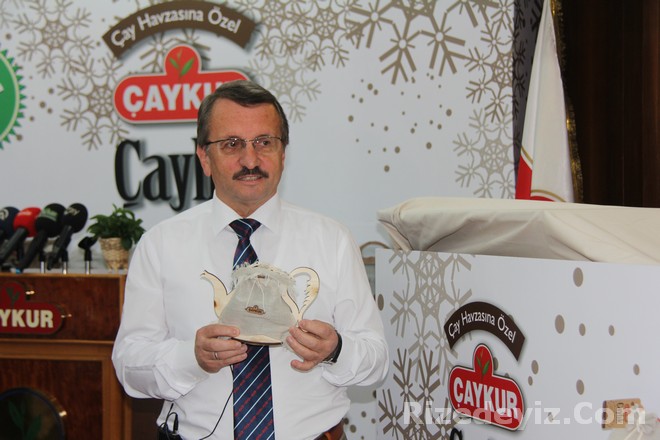 ÇAYKUR Genel Müdürü İmdat Sütlüoğlu, bugün Genel Müdürlük Binasında düzenlenen toplantı ile yeni ürünleri basına ve kamuoyuna tanıttı. Sütlüoğlu yaptığı açıklamada, Bu klasik bir çay pazarlamasının dışında sosyal bir projedir. Yöne insanımız ile yürüttüğümüz bir sosyal projedir. Sıradan bir hediyelik çay değil bunlar. Özenle hazırlanarak yöremizin sahip olduğu kültürü yansıtan ürünlerdir bunlar. Bacılarımızın el emeği ve göz nuru ile üretilerek yerel bir motif ile tüketicilere sunuluyorlar. Sadece çay üretimi yapılan bölgelerimizde satışları olacak. Kullanılıp atılan değil içindeki çay tüketildikten sonra da hatıra olarak saklanılabilecek ürünlerdir bunlar. Bu değerli hediyelerin içinde çay da özel olarak üretilen değerli bir çaydır dedi.