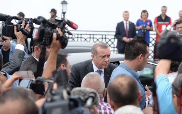 Cumhurbaşkanı Recep Tayyip Erdoğan, baba ocağı Rizenin Güneysu ilçesinde bulunan ve yapımında büyük emeği olan 1130 rakımlı Kıble Dağındaki Hacı Hafız Yusuf Yılmaz Camisinin açılışını gerçekleştirdi.