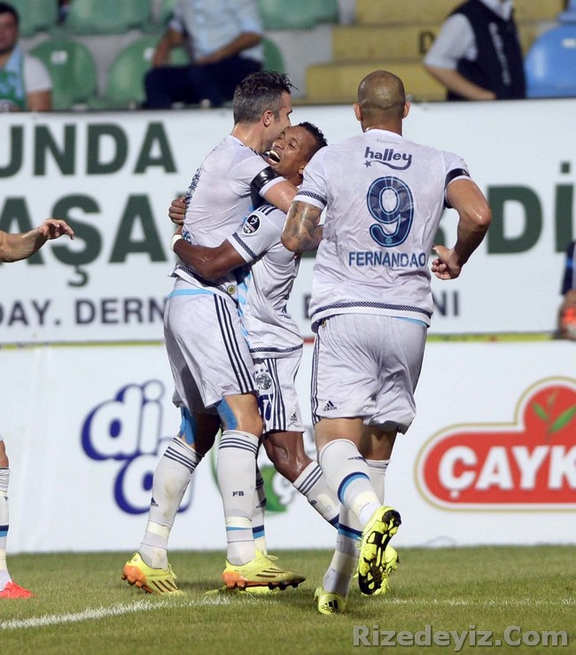 Spor Toto Süper Lig`de Fenerbahçe, deplasmanda Çaykur Rizespor karşısında ilk yarıyı 1-0 önde tamamladı.
