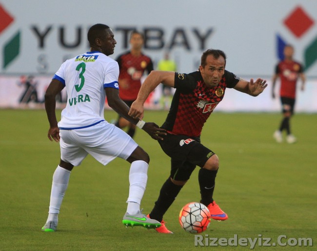 Spor Toto Süper Lig`in 3. haftasında Eskişehirspor ile Çaykur Rizespor arasında oynanan karşılaşmanın ilk yarısı 0-0 tamamlandı.

5. dakikada Anıl Karaer`in sağ kanattan ceza alanına yaptığı ortada iyi yükselen Gekas`ın topa kafa vuruşunda, meşin yuvarlak az farkla üstten auta gitti.

26. dakikada Çaykur Rizespor ceza alanı önünde topla buluşan Gekas`ın yerden şutunda, top yandan auta çıktı.