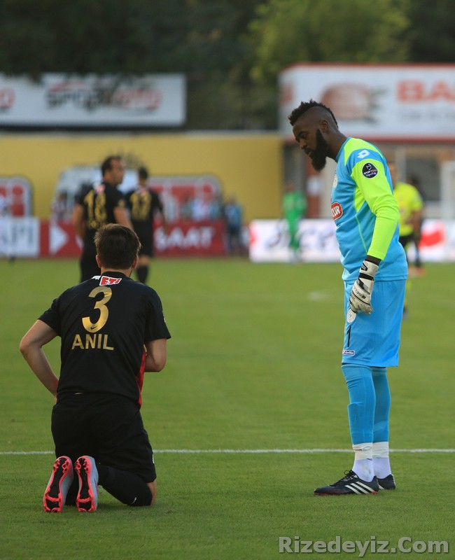 36. dakikada Çaykur Rizespor atağında Sercan Kaya`nın sağ kanattan yaptığı ortada Kweuke`nin topa kafa vuruşunda, meşin yuvarlak az farkla üstten auta gitti.

44. dakikada Sercan Kaya`nın ara pasında Eskişehirspor savunmanın arkasına sarkan Kweuke`nin şutunda top, kale direğinin yanından oyun alanını terk etti. 

Karşılaşmanın ilk yarısı golsüz eşitlikle sona erdi.

Bu arada Ediz Bahtiyaroğlu Tribünü`nde bulunan Eskişehirspor taraftarları, `Vatan için yaşayıp, vatan için öldünüz, toprağa değil kalplere gömüldünüz` pankartı açtı.