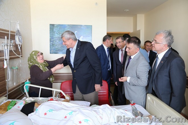 Kurban Bayramı tatilini memleketi Rize`de geçiren Adalet Bakanı Kenan İpek Rize İl Jandarma Komutanlığını ziyaret ederek burada görev yapan Türk Silahlı Kuvvetleri mensuplarının bayramlarını kutladı.