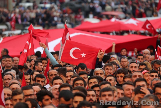 Rize`de `Teröre lanet, şehidine sahip çık` adlı miting düzenlendi.

Cumhuriyet Meydanı`nda teröre tepki amacıyla düzenlenen mitingde konuşma yapan Sedat Peker, şehit haberlerini duydukları zaman herkesin canının acıdığını vurguladı.