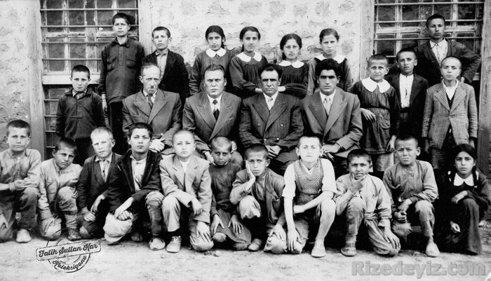 25 Şubat İlkokulu hatırası: Ön sıra oturanlar: Celal Açıkel (Çamlıca), Hüseyin Köksal, İlhan Taboğlu, Zarif Alakuş, Avni Özkan, Osman Çelik, Mümtaz Yaralı, Köksal Gürsu, Hasan Koksal, Mehmet Aktaş, Gökçen Biber. Orta sıra oturanlar soldan sağa: Nizamettin Aktaş, Şükrü Altuğ (öğretmen),Hasan Soysal (Baş öğretmen), ......., Alper, Yaşar Sarı, Nevzat Kösoğlu. Arka sıra ayakta soldan sağa: Sadık Acar, Ziyaeddin Salduz, Beyhan Ardal, Sebahat Sarı, Seher Özkan, Kevser Gündoğdu, Muzaffer Amil. (İspir, Erzurum, 1948)