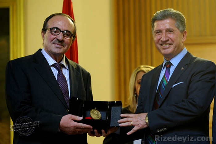 Nevzat Kösoğlu; 2009 Yılında TBMM Üstün Hizmet Ödülü`ne layık görüldü.