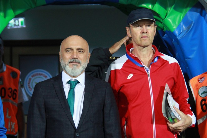 12. dakikada sol kanattan Kadir Keleş`in ceza sahası içine ortasında, Sami`nin kafa vuruşunda top üsten auta çıktı.

25. dakikada Ahmet Cebe`nin düşürülmesiyle Akhisar Belediyespor penaltı kazandı. 26. dakikada atışı kullanan Güray Vural, meşin yuvarlağı köşeden filelere göndererek, takımını 1-0 öne geçirdi.

35. dakikada Makiadi`nin ara pasında ceza sahası çizgisi üzerinde Kweuke`nin dönerek vuruşunda top az farkla auta çıktı.

45. dakikada konuk takım aradaki farkı 2`ye çıkardı. Kazanılan faul atışında Douglao uzun mesafeden ceza sahası içine orta yaptı. Rodellega topu iyi kontrol ettikten sonra yerden düzgün vuruşla meşin yuvarlağı filelere gönderdi: 0-2

Maçın ilk yarısı Akhisar Belediyespor`un 2-0 üstünlüğüyle sona erdi.