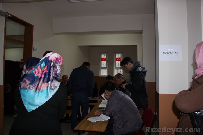 Gençlik ve Spor Bakanı Akif Çağatay Kılıç, İlkadım ilçesi Ataköy Mahallesi`ndeki Ataköy İlkokulu`nda, 2037 numaralı sandıkta oy kullandı. Bakan Kılıç, oy zarfını 8 yaşındaki kızı Ela ile sandığa attı.