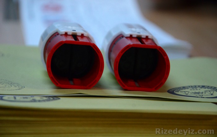 Türkiye`de vatandaşlar 26. Dönem Milletvekili Genel Seçimi için oy kullandı.