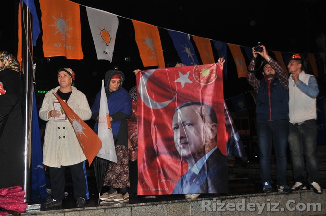 Oy oranlarının açıklanmaya başlaması ile birlikte Cumhuriyet Meydanı`nda toplanan çok sayıda AK Partili, yağmur altında horon oynayarak elde ettikleri zaferi kutladılar. İşte Rize meydandan gelen kareler: