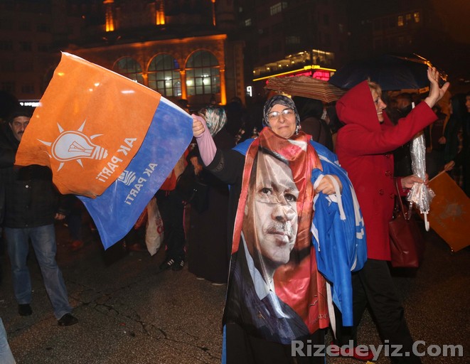 1 Kasım milletvekili genel seçimlerinin açıklanmaya başlaması ile birlikte Rize`de AK Partili vatandaşlar kutlama düzenledi