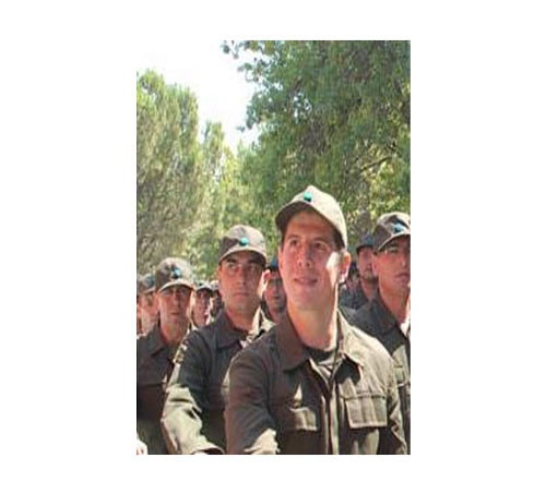Emre Belözoğlu askerliğini Burdur’daki 58. Piyade Er Eğitim Alayı’nda yaptı.
