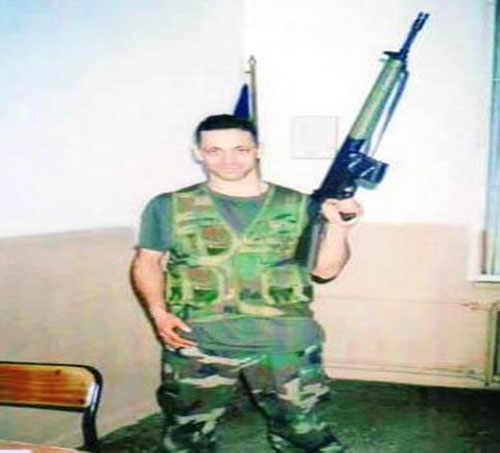 Duman grubunun solisti Kaan Tangöze'nin askerlik hatırası... Bu kez elinde gitar yerine silah var. Tangöze askerliğini Erzurum'da yaptı.