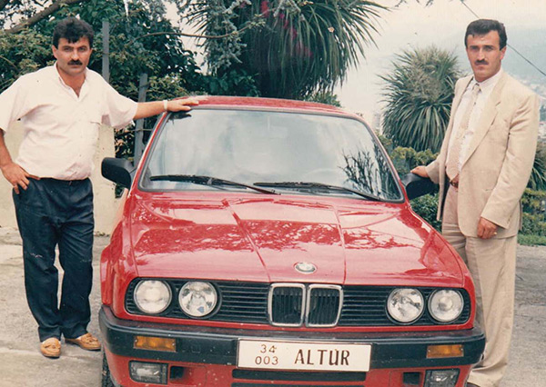 Abdurrahim Albayrak, 34 Altur 003 plakalı aracıyla fotoğraf çektirirken kendisine, hemşerisi Beşiktaş Eski Yöneticisi Ahmet Kavalcı eşlik ediyor. (İstanbul, 1990)