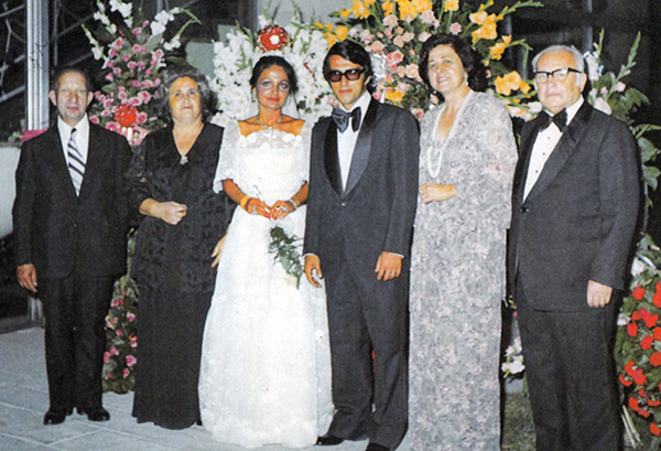 Mesut ve Berna Yılmaz çifti, düğünlerinde aile büyükleriyle beraber. (15 Ağustos 1976)