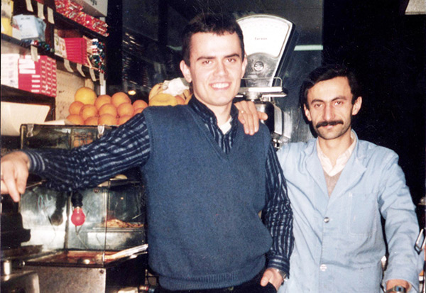 Büfecilikten belediye başkanlığına: Çekmeköy Belediye Başkanı Ahmet Poyraz, yedi yıl bilfiil büfecilik yaptı. Poyraz (soldaki) ; fotoğrafta büfecilik yaptığı yıllarda gözükmektedir. 