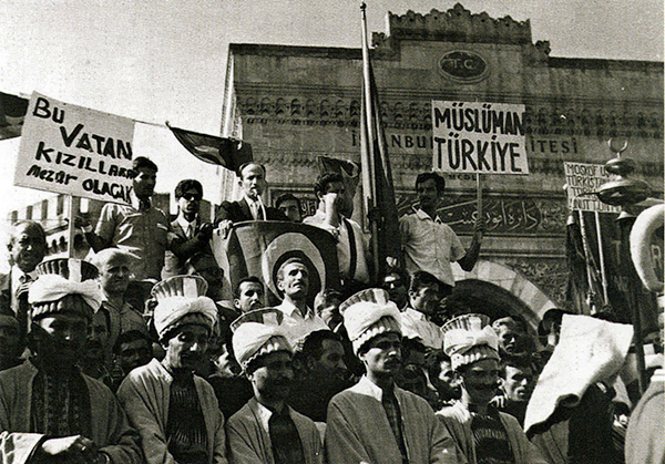 İsmail Kahraman MTTB`nin düzenlediği bir Komünizmi Telin mitinginde konuşma yapıyor. (Beyazıt Meydanı, 1968)