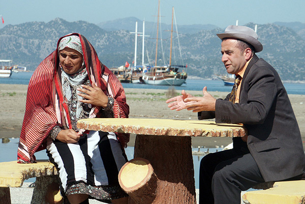 Cüneyt Arkın filmi seyrettiysem ertesi gün mahallenin Cüneyt Arkını olur, kabadayı takılırdım diyen Tiyatrocu Mehmet Karaosman Fıkralarla Türkiye  isimli programın Antalya çekimlerinde Hamdi Erdoğan ile . (Antalya, 2006)