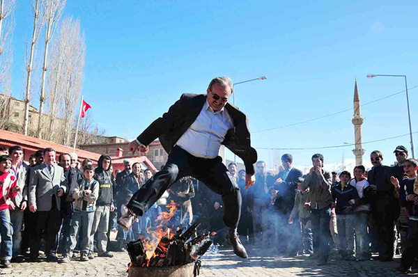 Vali Havada: Vali Münir Karaloğlu, Nevruz ateşinin bütün kötülükleri yakarak, ortadan kaldırması temennisiyle, Kürtçe Nevruz Piroz be -Nevruz ateşi hep yansın- diyerek yakılan ateşin üzerinden atladı. (Van, 21 Mart 2011) 
