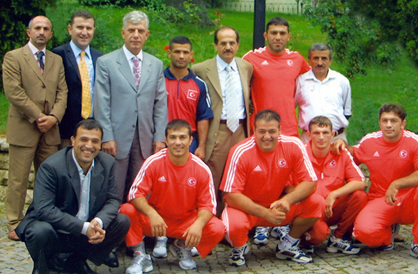 2004 Atina Olimpiyatları`nda ülkemizi temsil eden İstanbul Büyükşehir Belediyespor Güreş Takımı sporcuları ve yöneticileri Atina seyahati öncesi hatıra fotoğrafı çektirmişlerdi. Ayaktakiler: Hasan Morgül (Yönetici), Osman Aşkın Bak (Genel Sekreter), Mustafa Erdoğan (Güreş Şubesi Başkanı), Ercan Yıldız (Güreşçi), Nuri Albayrak (Kulübü Başkanı), Hamza Yerlikaya (Güreşçi), Nevzat Kös (Menajer). Oturanlar: Hakkı Başar (Antrenör), Şeref Eroğlu (Güreşçi), Yekta Yılmaz Gül (Güreşçi), Şeref Tüfenk (Güreşçi) ve Mehmet Özal (Güreşçi). (İstanbul, 2004)