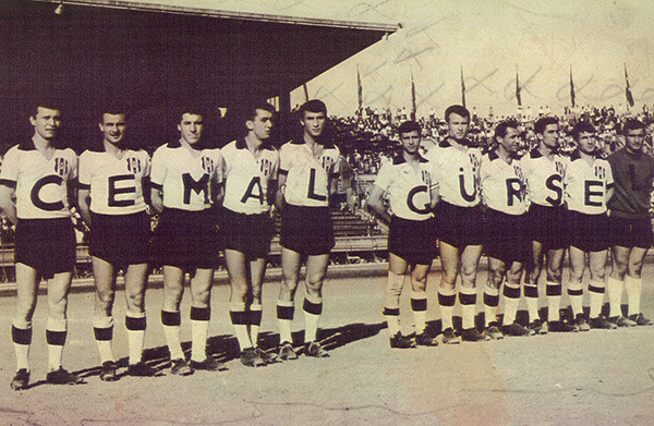 Paşaya hoş görünmek lazım:  1960 ihtilalinin Paşası Cemal Gürsele hoş görünmek  için Beşiktaş takımı sahaya Paşanın harflerini futbolculara bölüşerek formaya yazarak çıkmıştı. Bu ilginç fotoğrafta Rizeli Şenol Birol da BJK forması altında L harfını taşıyordu.