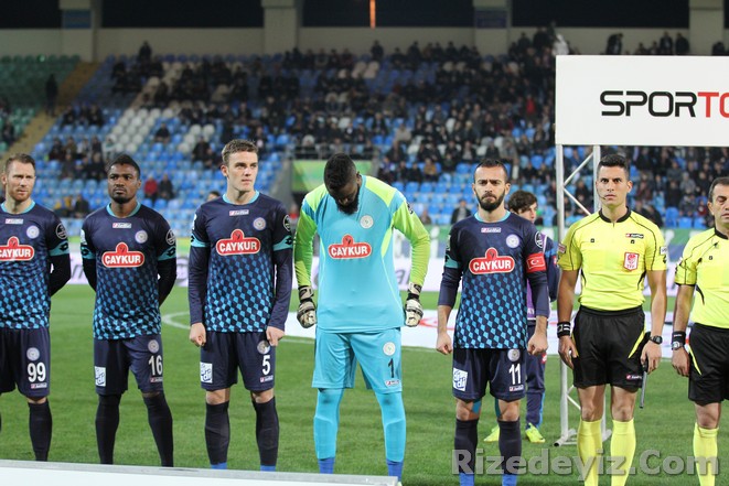 Spor Toto Süper Lig`in 13. haftasında oynanan Çaykur Rizespor-Torku Konyaspor maçının ilk yarısı 0-0 sona erdi.