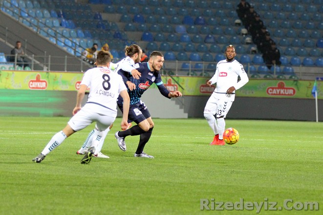 Spor Toto Süper Lig`in 13. haftasında oynanan Çaykur Rizespor-Torku Konyaspor maçının ilk yarısı 0-0 sona erdi.