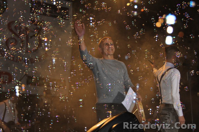 Karadeniz müziğinin sevilen ismi Gökhan Birben verdiği solo konserde Rizeli hemşerilerini coşturdu.

Rize İsmail Kahraman Kültür Merkezinde yapılan konser programına onlarca Gökhan Birben hayranı katıldı. Gecede ayrıca Pazar Kaymakamı Selçuk Aslan, RTEÜ Genel Sekreteri Adnan Er ve davetiler katıldı.