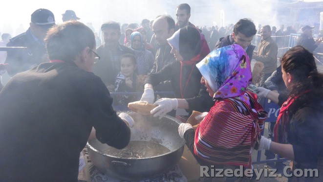 Rizede bu yıl ilk kez düzenlenen Hamsi Festivalinde vatandaşlara mangalda pişirilen 2.5 ton hamsi ikram edildi. Vatandaşlar ekmek arası dağıtılan hamsi alabilmek için uzun kuyruklar oluşturdu. Festivalde düzenlenen hamsi yeme ve ayıklama yarışmalarında ise renkli görüntüler ortaya çıktı.