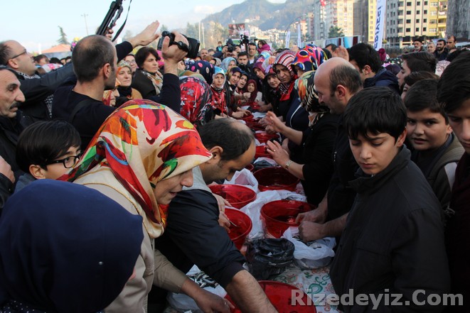 Festival kapsamında hamsi ayıklama yarışması düzenlendi. Yarışma öncesi tezgahın başına geçen protokol üyeleri hamsi ayıklama çalıştı. Ancak başarılı olamayan protokol üyeleri yerini yarışmacılara bıraktı. Kadınların kıyasıya yarıştığı hamsi ayıklama yarışmasında 2 kilo hamsiyi en kısa sürede ayıklayan Fatma Arslan birinci oldu.