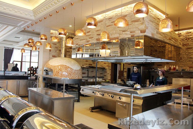 İyidere İlçesi sahilinde AK Parti Rize eski Milletvekili ve MÜSİAD eski Genel Başkanı Ali Bayramoğlu ile ortakları tekstilci Özcan Sümer ve Yasemin Suyabatmaz tarafından 2 kat olarak inşa edilen otel, restoran ve SPA merkezi hizmete girdi. 114 odalı 280 yatak kapasiteli tesiste restoran, SPA merkezi, yarı olimpik havuz, konferans salonları, 1000 kişilik balo salonu, mescit, denize girilebilecek ve balık tutulabilecek iskele ile 350 araç kapasiteli otopark yer alıyor.