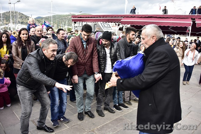 Muğla`nın Bodrum ilçesinde, bu yıl ikincisi düzenlenen Hamsi Festivalinde renkli görüntüler oluştu. Festivalde 3 ton hamsi dağıtıldı.