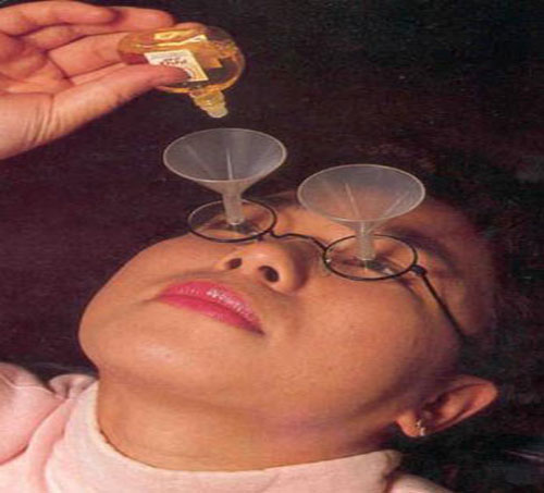 Gözlerdeki sorunlara karşı, yüzyılın buluşu: Göz damlası için yardımcı araç!