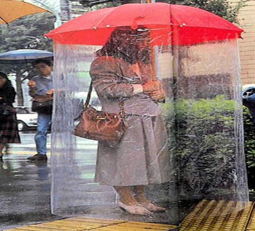 Yağmurlu havalarda, şemsiyemiz yanımızda olsa da, rüzgarın taşıdığı su yüzünden ıslanabiliriz. Buna karşı size tam teşekküllü şemsiyeyi tavsiye ediyoruz.