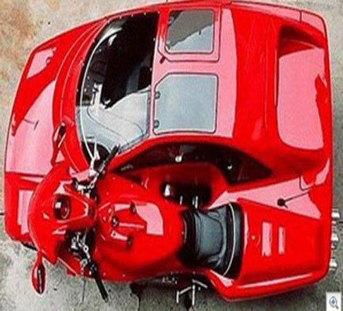 İtalya'da bir şirket tarafından gerçekleştirilen Bike-Car araba olarak dizayn edilmiş… Bu minik araba bir tarafı minik bir araba bir tarafı ie motorsiklet.