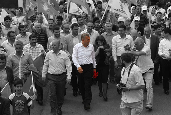 Metin Külünk, 12 Haziran 2011 genel seçim çalışmaları esnasında, kendisini her zaman destekleyen ve sigaraya açtığı savaşla bilinen hemşerisi Hızır ArdalAmcaya (elinde megafon) tebessümle yaklaşıyor.(İstanbul, 2011) (Foto: Resul Çelik)