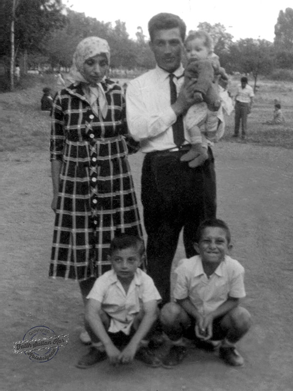 Külünk Ailesi: Muhammet ve Şazimet Külünk, çocukları Metin (babasının kucağında), Nejdet ve Ergin. (İstanbul, 1960)
