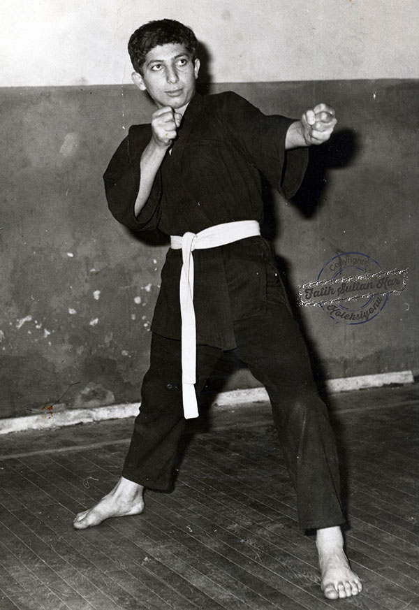 MTTB bünyesinde sanatsal ve sportif faaliyetlere büyük önem veriliyordu. Metin Külünk de bu çatı altındakarate sporuyla profesyonel olarak ilgilenmişti.(İstanbul, 1975)