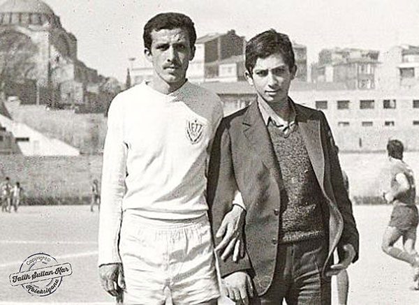 Başbakan Recep Tayyip Erdoğan (İETT forması altında top koşturduğu yıllarda) ve İstanbul Milletvekili Metin Külünk .(Vefa Stadı, İstanbul, 1976)