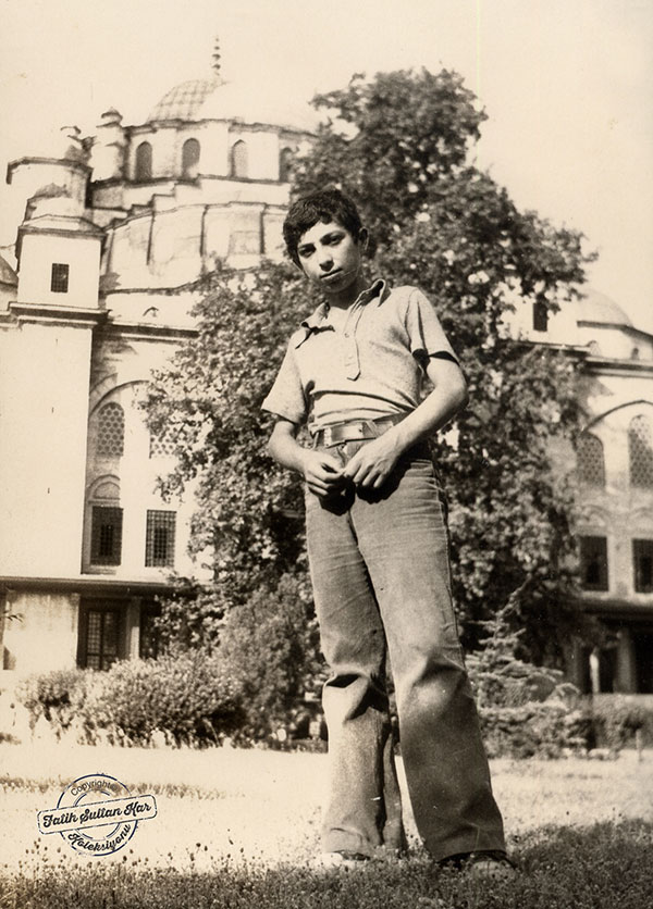 Metin Külünkunkıyafetleri dönemin izlerini taşıyor. (İstanbul, 1977)
