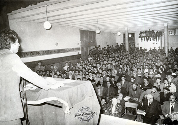 On sekiz yaşındaki Metin KülünkMTTBlilere hitap ediyor. (İstanbul, 1978)