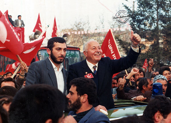 On sekiz yaşındaki Metin KülünkMTTBlilere hitap ediyor. (İstanbul, 1978)