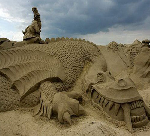 Kumdan yapılan birbirinden ünlü yapılar ve sanat eserleri görenleri hayrete düşürüyor...