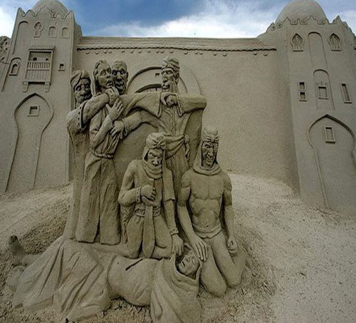 Kumdan yapılan birbirinden ünlü yapılar ve sanat eserleri görenleri hayrete düşürüyor...