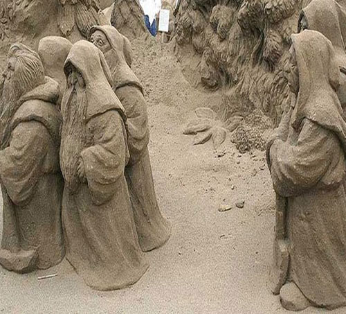 Kumdan yapılan birbirinden ünlü yapılar ve sanat eserleri görenleri hayrete düşürüyor...