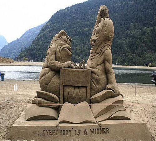 Kumdan yapılan birbirinden ünlü yapılar ve sanat eserleri görenleri hayrete düşürüyor...