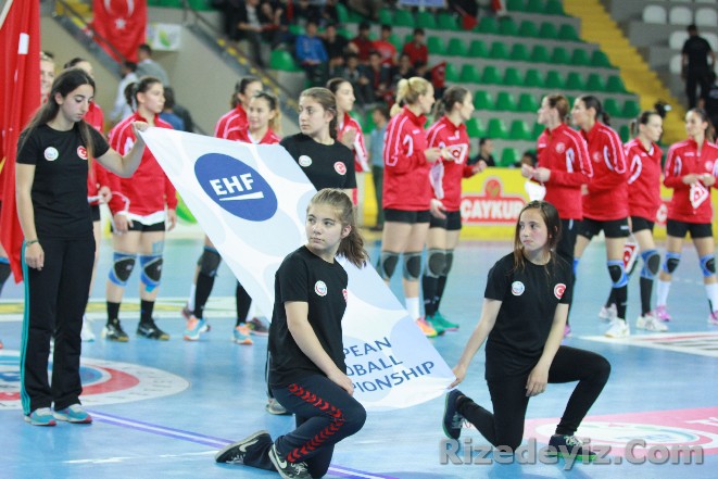 Rize Yenişehir spor salonunda oynanan mücadelenin ilk yarısı başa baş bir oyuna sahne oldu. Karşılıklı gollerle geçen ilk yarıyı Millilerimiz 12-11 gerde kapattı.

İkinci yarının son bölümlerine kadar maç dengeli giderken, son 2 dakikalık bölümlerde Danimarka skoru lehine çevirerek maçı 26-23 kazandı. 

Bu sonuçla grubunda 2 puanda kalan Milli Takımımız, en iyi üçüncü olma şansını yitirdi.